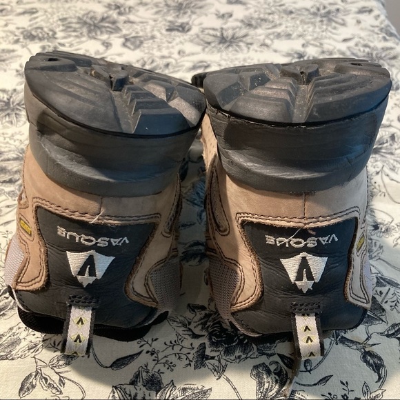 VASQUE Sz 9.5  Leather Gore-Tex Vibram Soles Hiking Boots - Picture 13 of 15